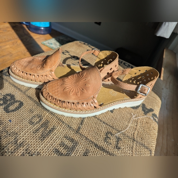 Women's Tan Leather Sandals With Floral Design - Picture 2 of 4